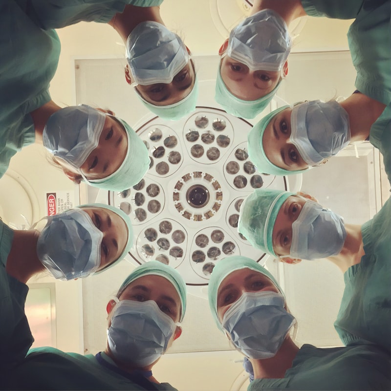 Fisioterapeuta com gestante durante consulta de fisioterapia pélvica